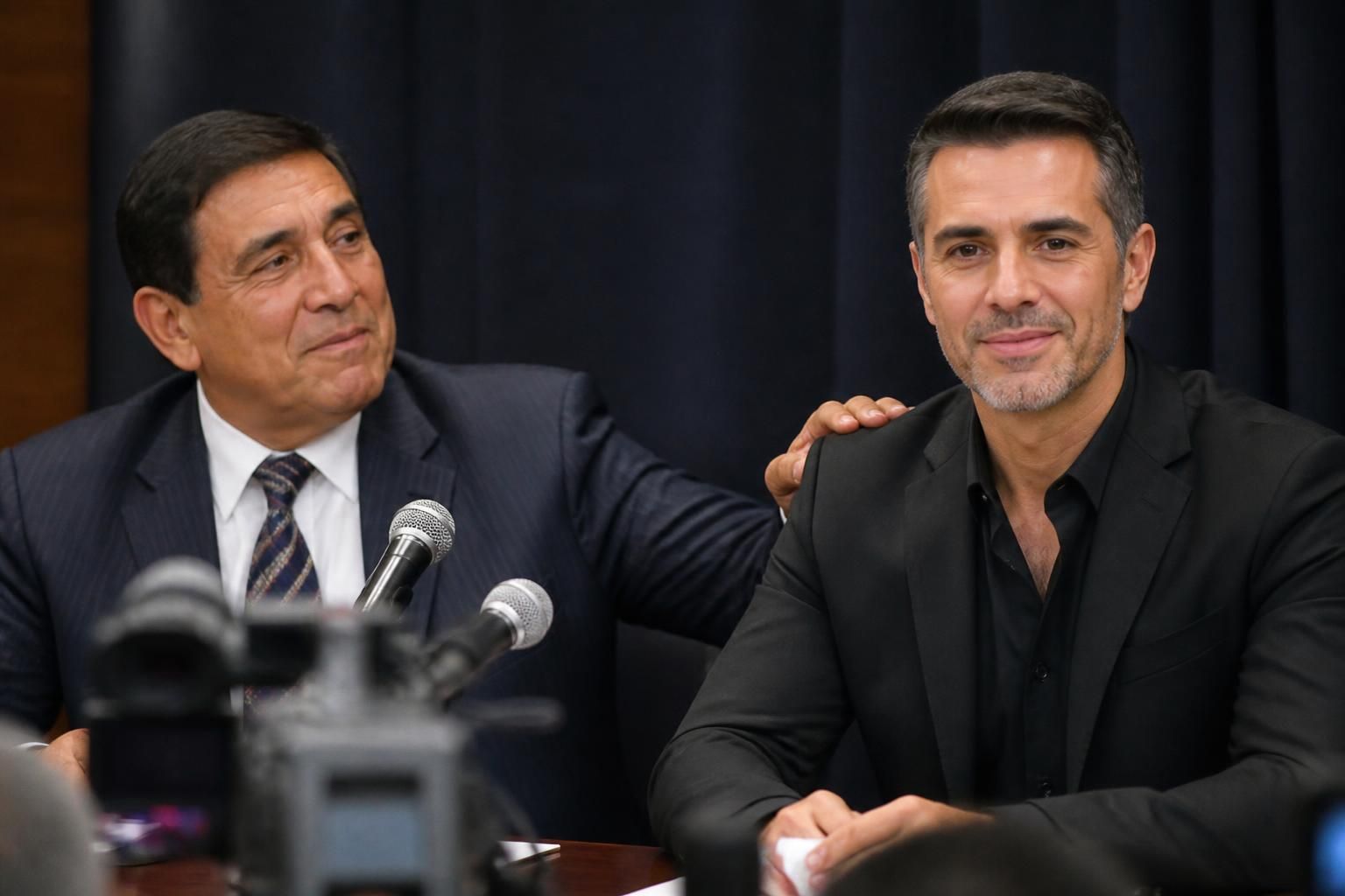 carlos bonavides aconseja a sergio mayer aprovechar su pensión del bienestar, enfatizando que es un derecho que debe ejercer para mejorar su calidad de vida.