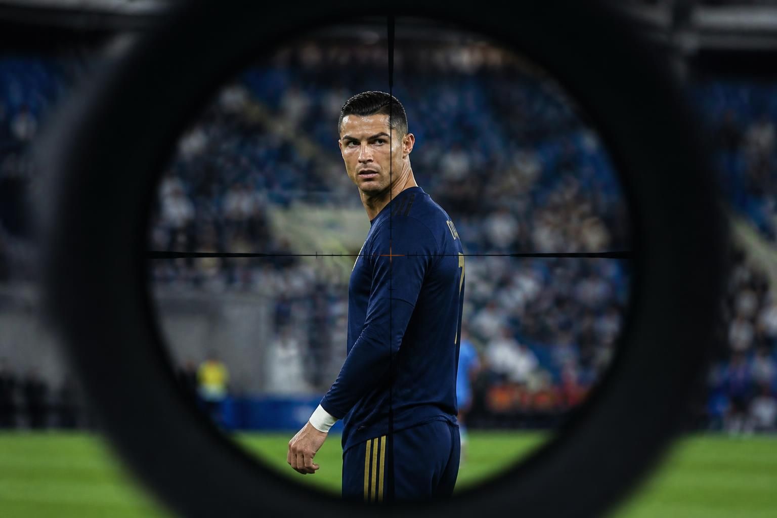 descubre las últimas noticias y controversias sobre cristiano ronaldo, el famoso futbolista que está en el centro de atención.