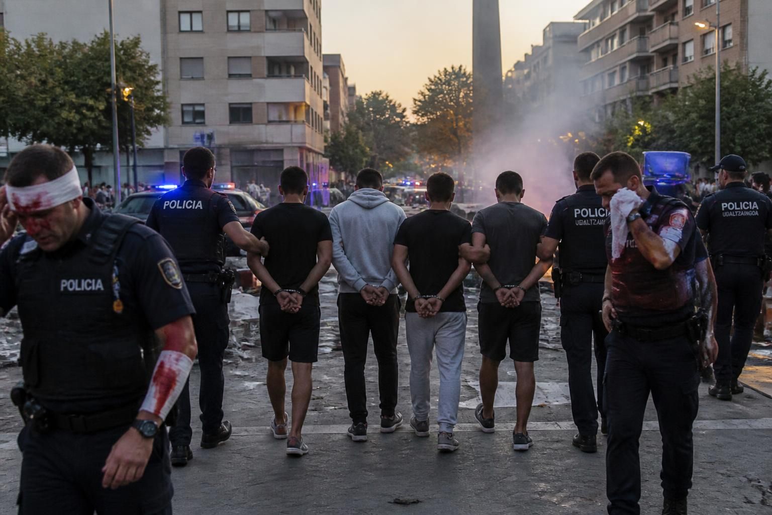 cuatro personas fueron arrestadas y dos policías resultaron heridos durante múltiples disturbios que ocurrieron en las festividades de sarriguren, generando preocupación en la comunidad local.