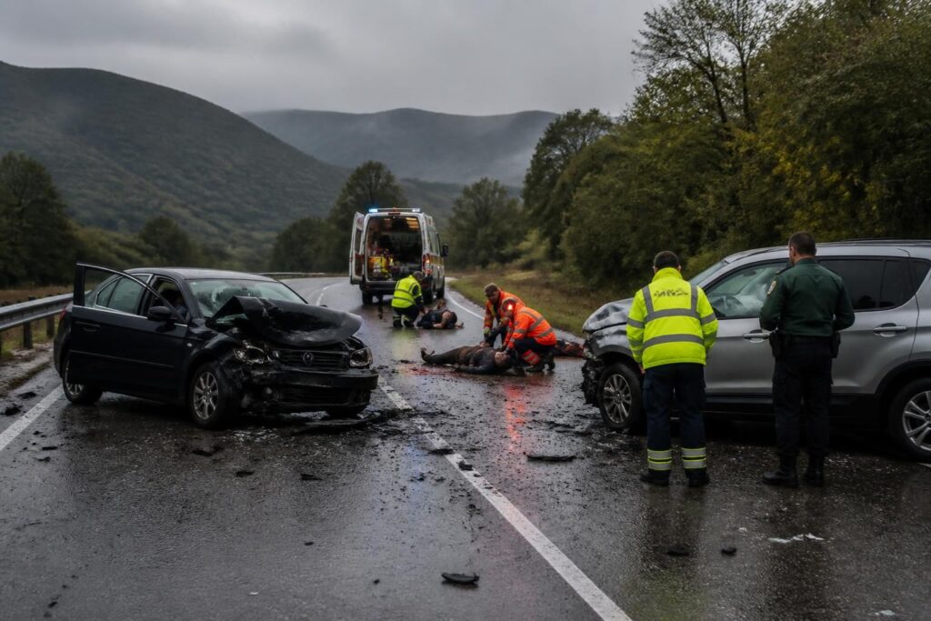 cuatro personas resultaron heridas tras un choque entre dos vehículos en la carretera n-121-a en baztan. más detalles sobre el accidente y su impacto.