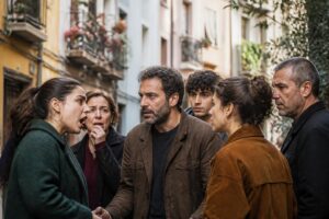 sumérgete en el apasionante drama español en netflix que está cautivando a espectadores de todo el mundo. no te pierdas la serie que está conquistando todas las pantallas.