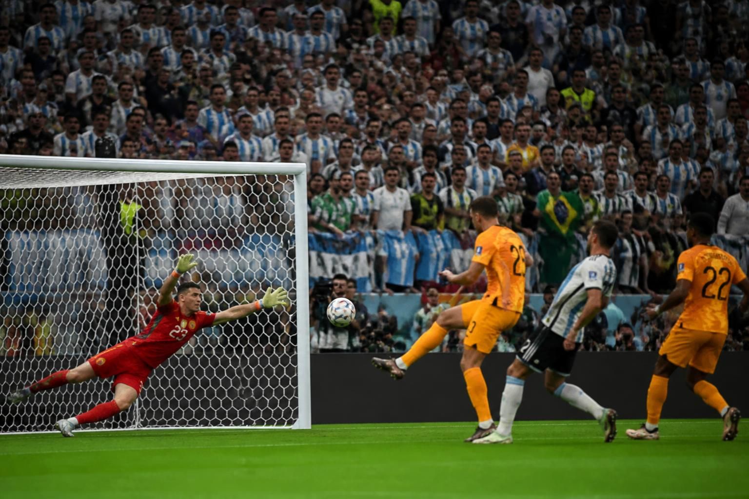 descubre cómo se definirán los emocionantes octavos de final del mundial en un duelo épico lleno de pasión y rivalidad. no te pierdas ningún detalle de esta fase decisiva.