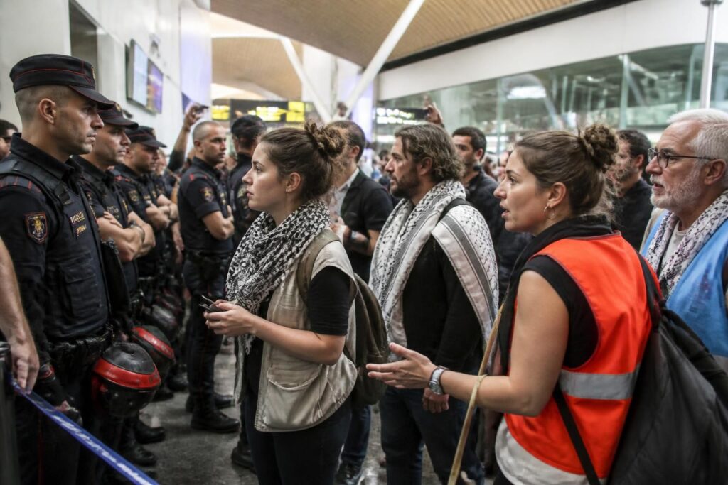 activistas de la flotilla global sumud enfrentan momentos de tensión y confrontaciones a su llegada al aeropuerto de bilbao, generando incidentes inesperados.