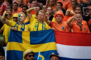 aficionados de países bajos y suecia expresan su descontento con las pausas de hidratación durante el partido, generando protestas en el estadio.