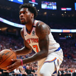 jalen brunson brilla en las finales de la nba, llevando a los knicks a una victoria decisiva de 1-0 en el primer partido.