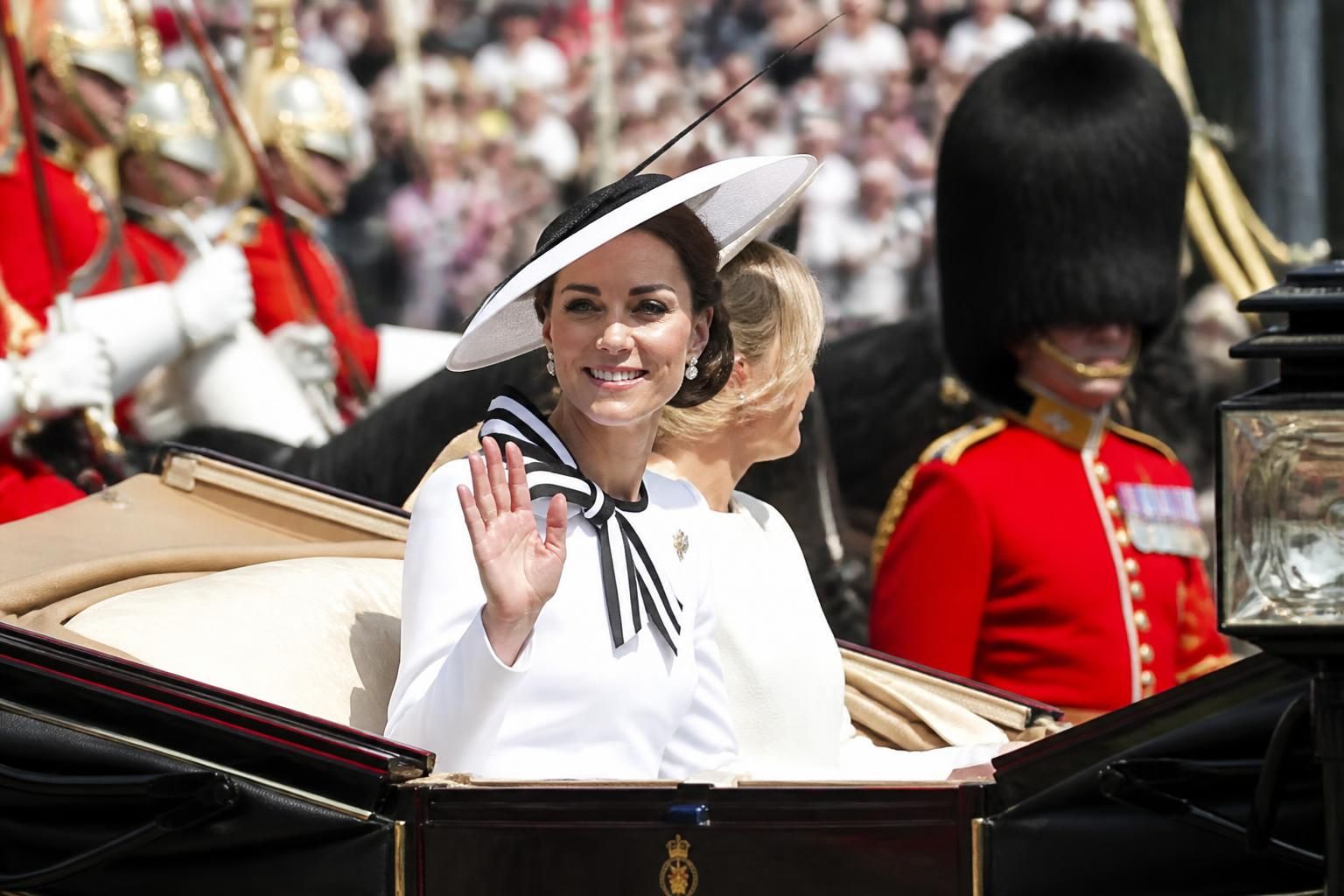 kate middleton deslumbra con su elegante presencia en la ceremonia de trooping the colour, celebrando el cumpleaños oficial del rey carlos iii.