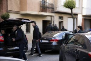 la uco se retira de la residencia de santos cerdán en milagro tras una operación policial, poniendo fin a una investigación en curso.
