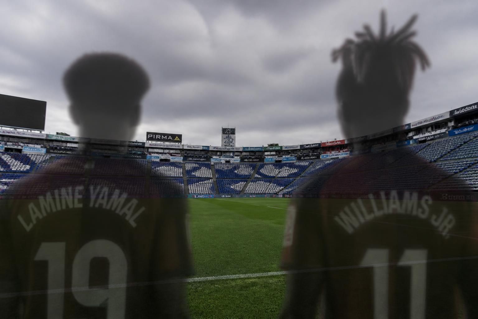 lamine yamal y nico williams serán bajas confirmadas en el partido amistoso entre españa y perú en puebla, afectando la alineación del equipo español.