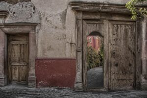 descubre las puertas modestas de san miguel de allende, méxico, que esconden impresionantes maravillas y secretos llenos de historia y belleza.