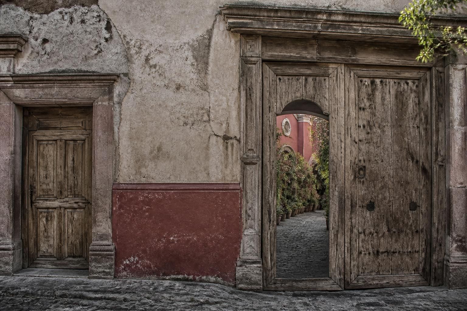 descubre las puertas modestas de san miguel de allende, méxico, que esconden impresionantes maravillas y secretos llenos de historia y belleza.