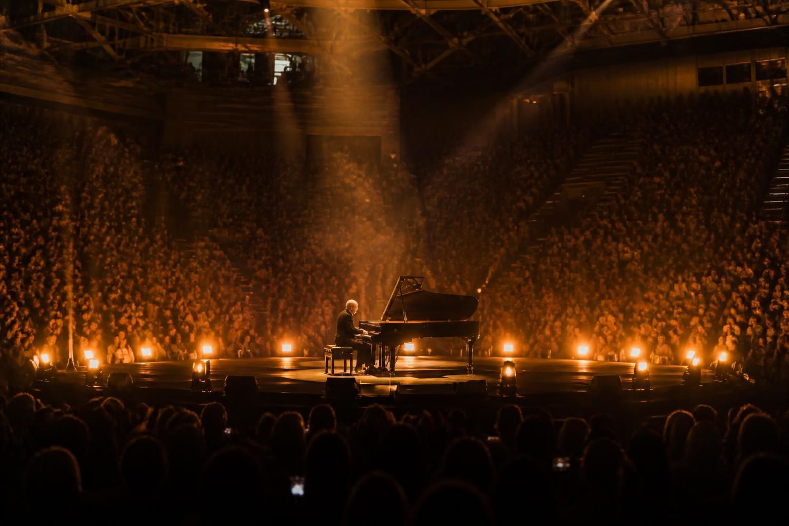 disfruta de una noche mágica con ludovico einaudi en el navarra arena este sábado 13 de junio. no te pierdas su impresionante concierto lleno de emociones y música inolvidable.