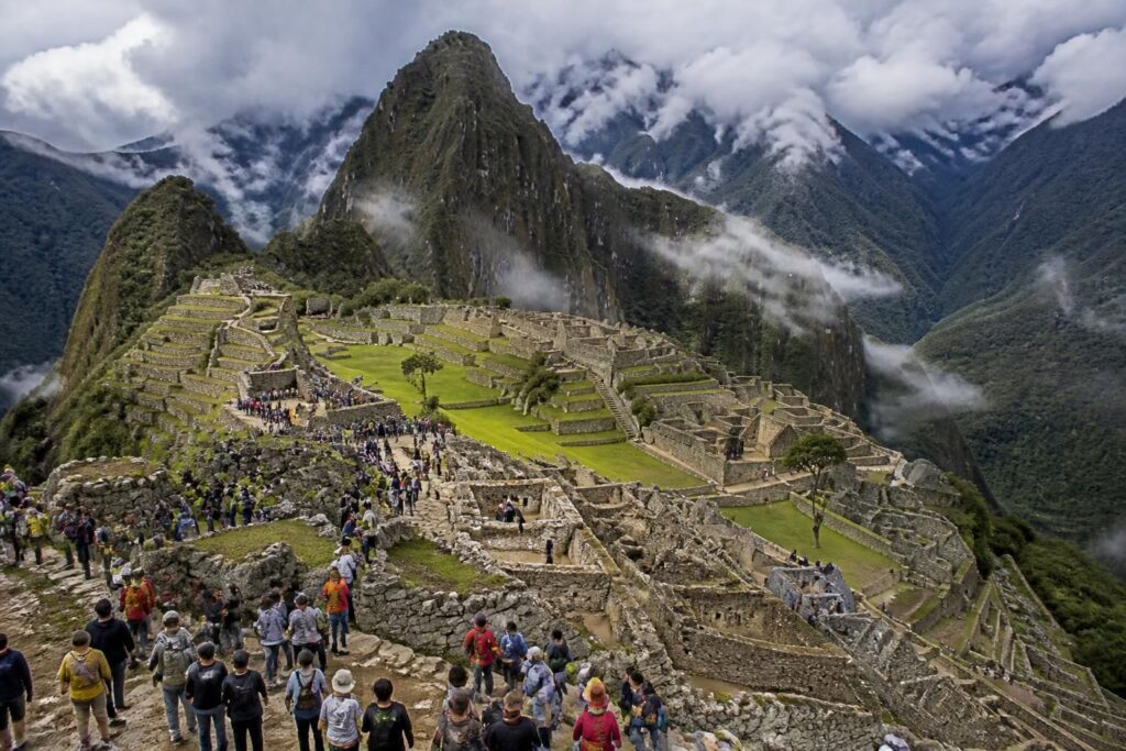 descubre cómo machu picchu, un paraíso soñado, se enfrenta a un desafío colosal por el turismo masivo y sus impactos en la preservación del sitio histórico.