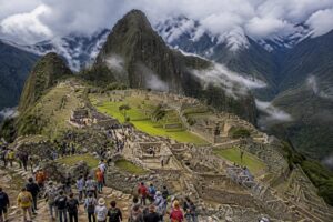 descubre cómo machu picchu, un paraíso soñado, se enfrenta a un desafío colosal por el turismo masivo y sus impactos en la preservación del sitio histórico.