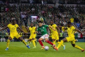 méxico se prepara para enfrentar a un ecuador sólido y bien defendido en un desafío intenso durante el mundial.
