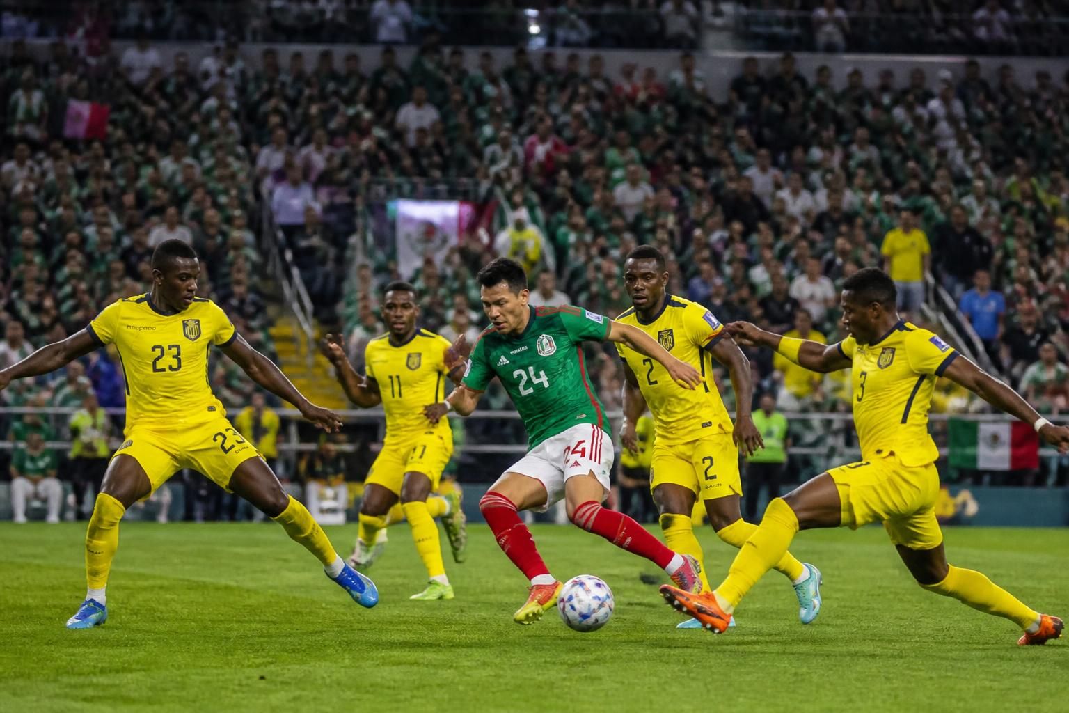 méxico se prepara para enfrentar a un ecuador sólido y bien defendido en un desafío intenso durante el mundial.