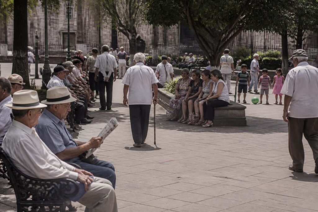méxico enfrenta un envejecimiento acelerado: en solo ocho años, los adultos mayores superarán en número a los niños, lo que plantea importantes desafíos sociales y económicos.