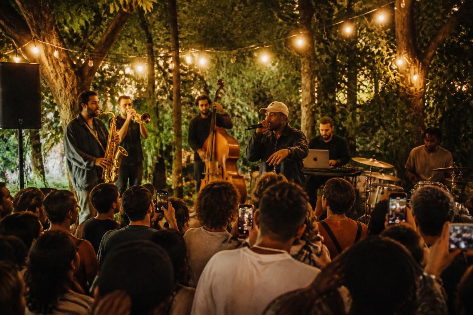 moisés no duerme abre el ciclo 'salas de música en la calle' con una original mezcla de rap y jazz en el bosquecillo a las 20 horas. ¡no te pierdas este evento único y lleno de ritmo!