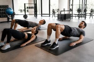 descubre el ejercicio infalible de puentes de cadera recomendado por un entrenador personal de estrellas como pedro pascal y margot robbie para mantenerse sin dolor y en forma después de los 30.