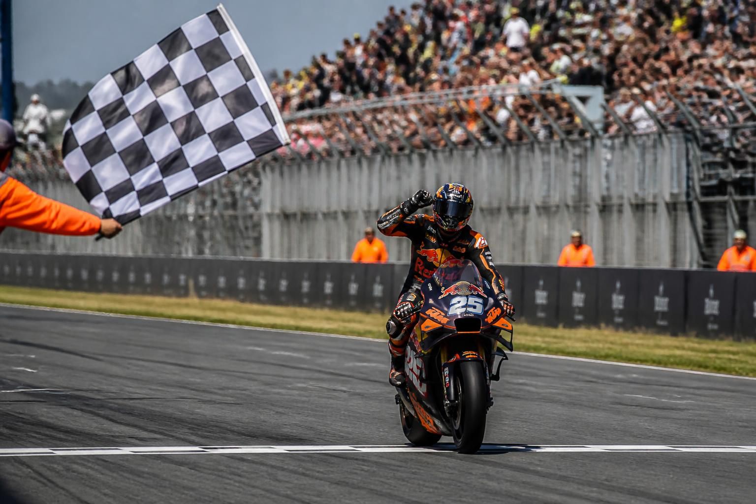 raúl fernández triunfa en un emocionante esprint en assen, logrando una victoria memorable y llena de adrenalina.