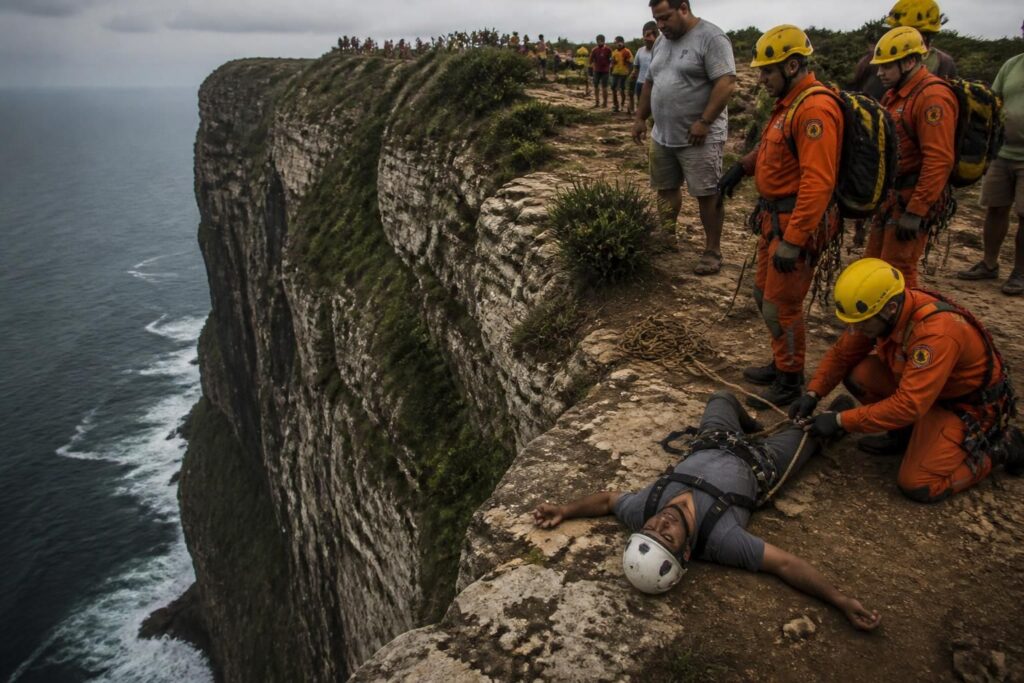 tragedia en brasil: un guía turístico pierde la vida tras caer 150 metros al intentar tomar una foto desde un acantilado. descubre los detalles de este fatal accidente.