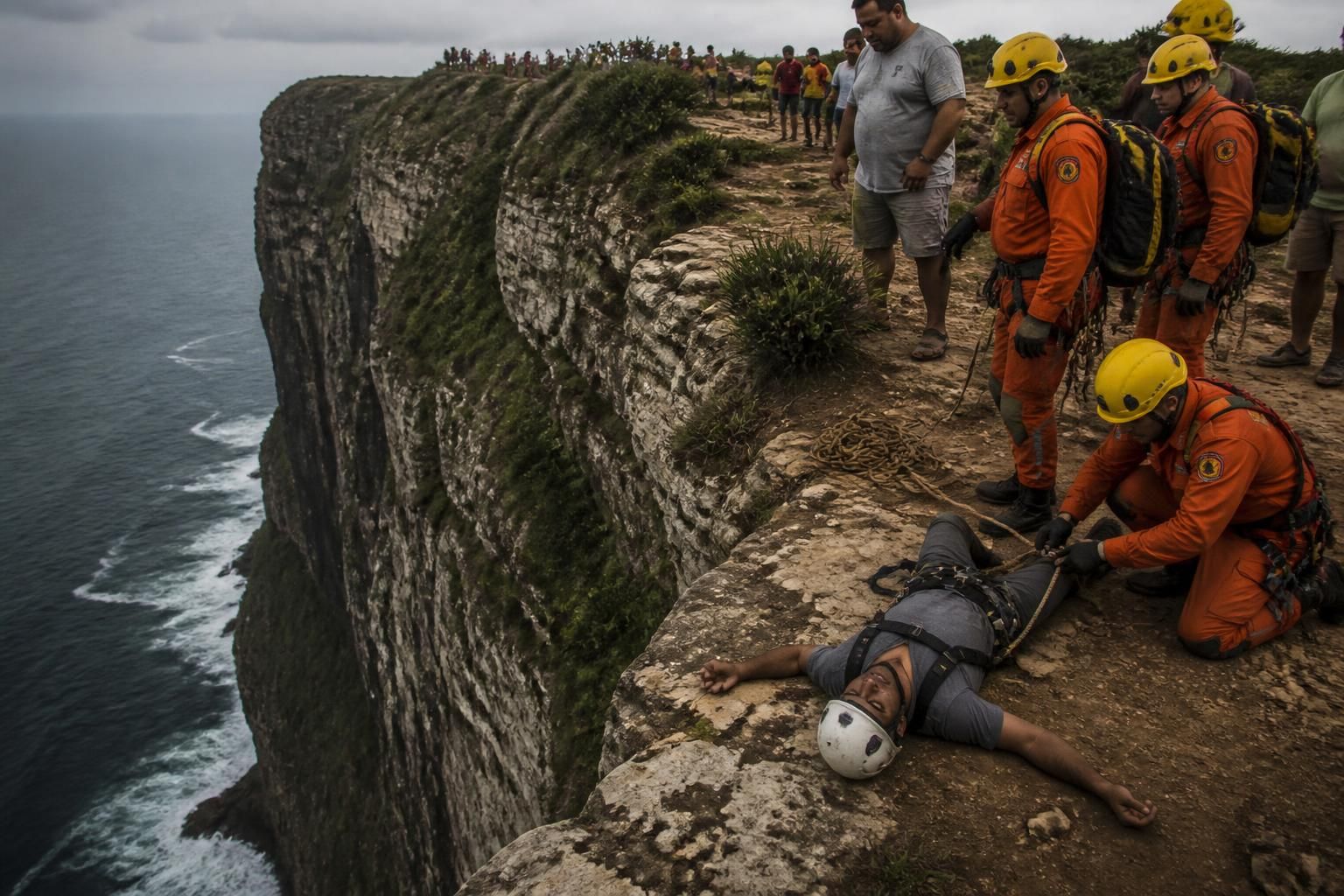 tragedia en brasil: un guía turístico pierde la vida tras caer 150 metros al intentar tomar una foto desde un acantilado. descubre los detalles de este fatal accidente.