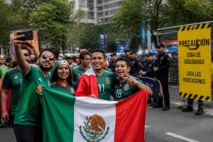 el turismo deportivo mexicano muestra gran apoyo al tri, pero preocupa la seguridad de los aficionados en el extranjero.