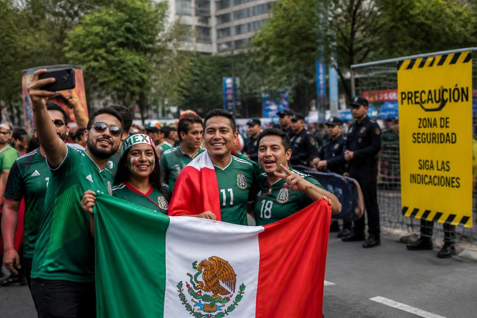 el turismo deportivo mexicano muestra gran apoyo al tri, pero preocupa la seguridad de los aficionados en el extranjero.