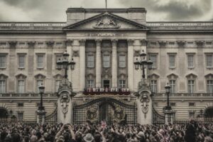 descubre el emblemático balcón, las 775 habitaciones y datos fascinantes del palacio de buckingham en el día más esperado de la realeza británica.
