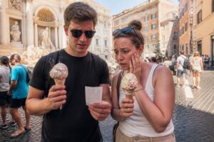 descubre el caso viral en roma donde turistas estadounidenses pagan hasta 44 euros por dos helados, generando controversia y debate sobre precios turísticos.
