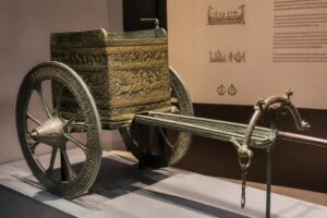 un carro ritual de bronce de 2.500 años revela sorprendentes conexiones entre tarteso y antiguas civilizaciones mediterráneas, ofreciendo nueva luz sobre la historia y el comercio en la región.