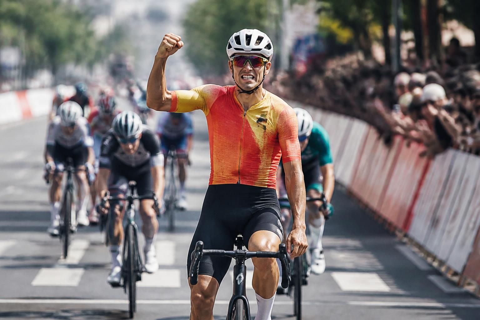 urko berrade logra la medalla de bronce en el campeonato nacional de ciclismo en ruta, destacando su talento y esfuerzo en la competición.