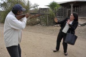 abogada en el ejido atacada con escopeta de balines por un hombre tras perder un juicio, incidente que ha generado gran conmoción en la comunidad.