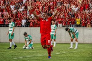 américa de cali vence a santos laguna con un emocionante gol en el último minuto, asegurando una victoria memorable.
