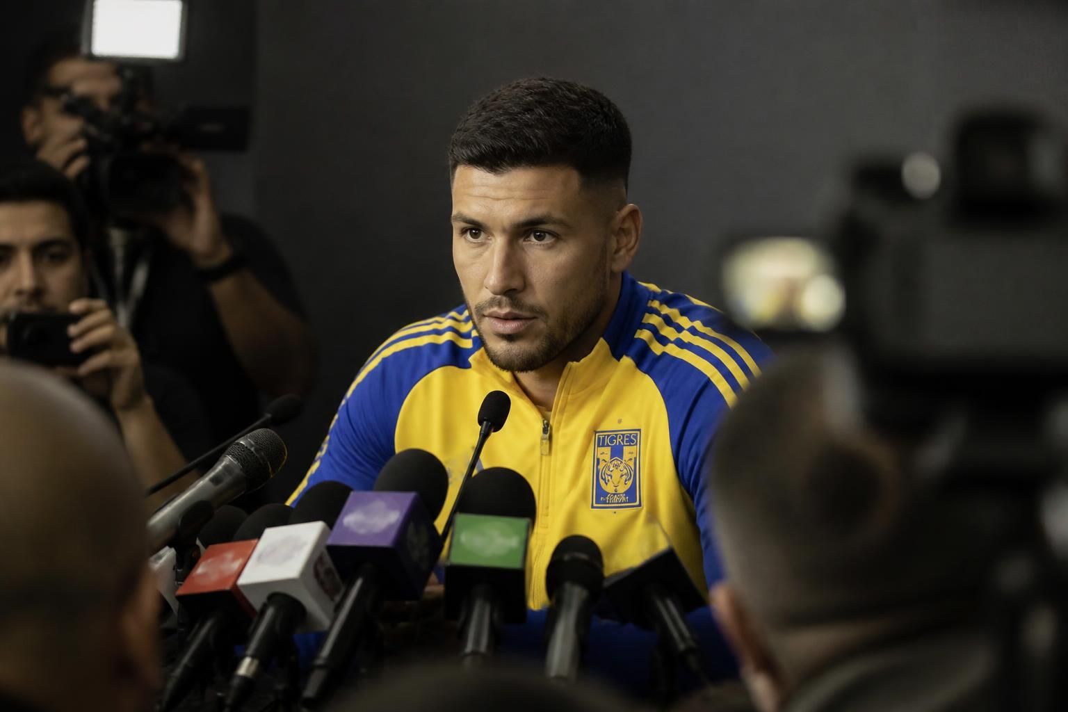 ángel correa desmiente haber recibido amenazas de muerte durante su paso por tigres; conoce la verdadera razón detrás de su salida del club.
