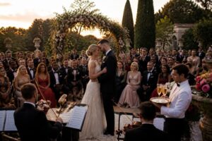 descubre todos los detalles de la boda en vivo de taylor swift y travis kelce: lugar de la ceremonia, celebraciones, invitados destacados y novedades exclusivas.