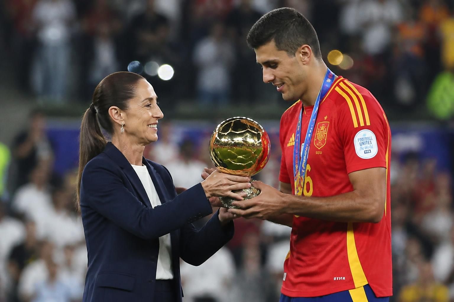 claudia sheinbaum asiste a la ceremonia de premiación de la copa del mundo y entrega el prestigioso balón de oro a rodri, celebrando el logro deportivo más destacado.