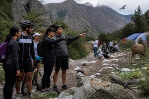 deportistas alertan sobre el impacto negativo del turismo sin control en la biodiversidad del cerro colorado de ajalpan, destacando la necesidad de medidas para proteger este ecosistema único.