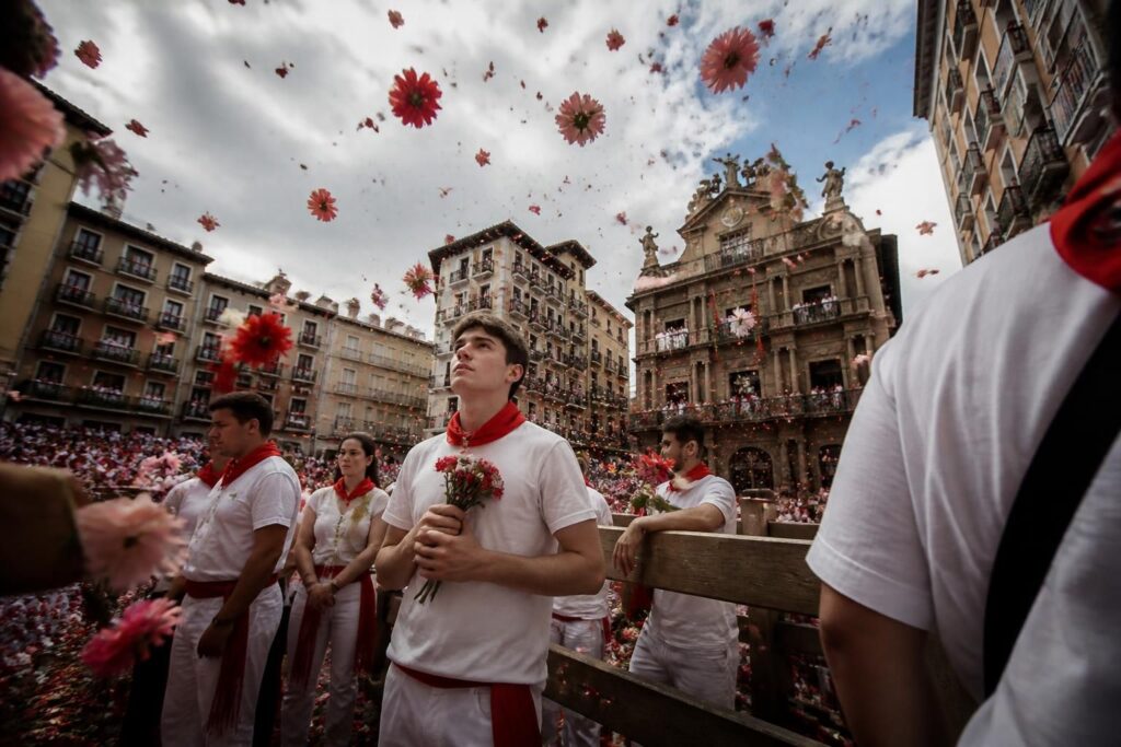 descubre el homenaje del grupo navarro black friday a san fermín en «el mundo se detiene y florecen los cielos», una celebración musical que captura la esencia y la emoción de esta tradicional fiesta.