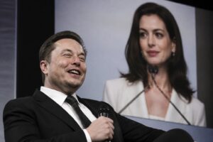 elon musk se burla de anne hathaway tras la reaparición de su discurso sobre la igualdad en 2018, generando controversia y debate en redes sociales.