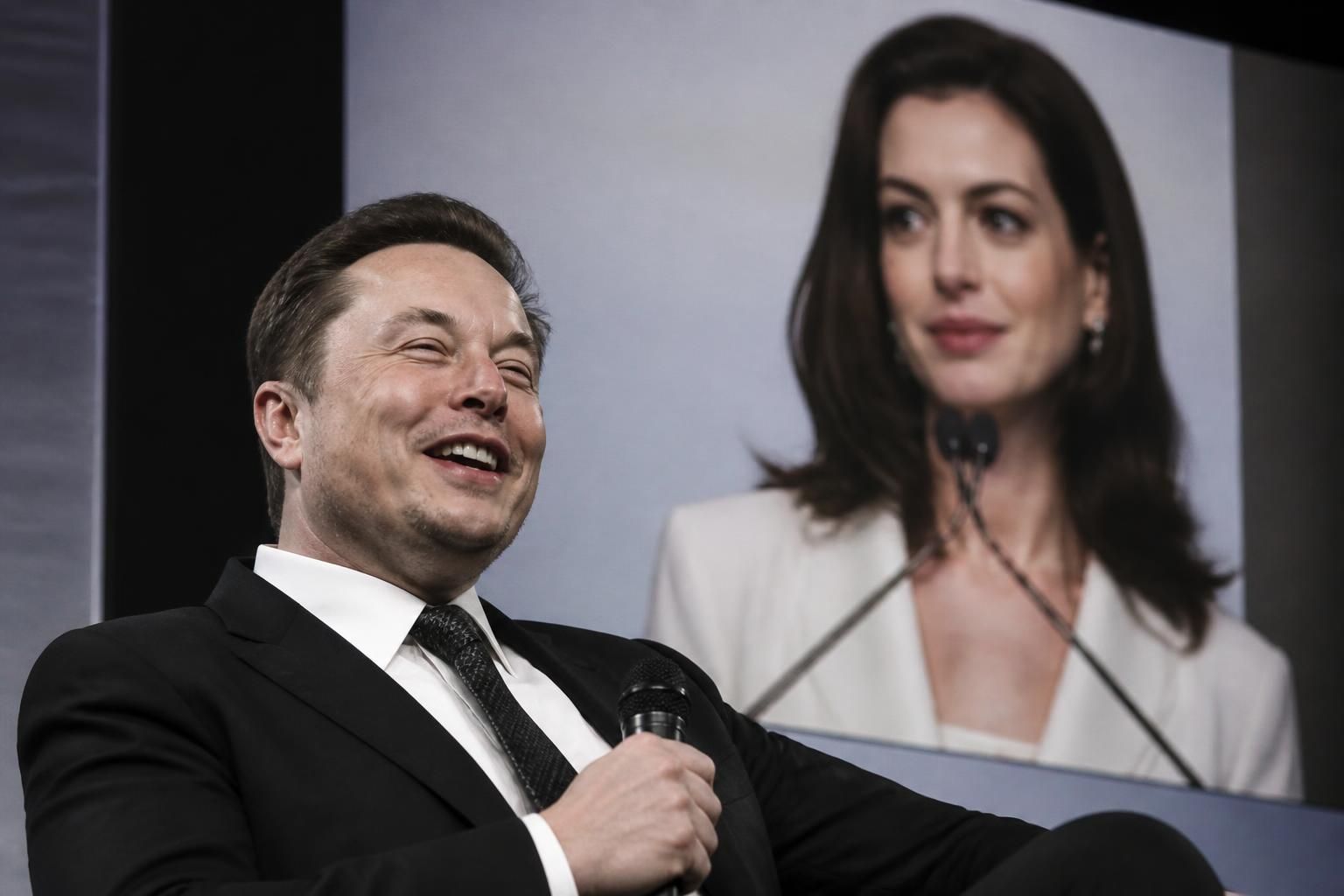 elon musk se burla de anne hathaway tras la reaparición de su discurso sobre la igualdad en 2018, generando controversia y debate en redes sociales.