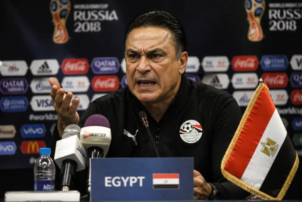 el entrenador de egipto denuncia la injusticia arbitral tras la eliminación de su equipo frente a argentina, destacando decisiones polémicas que marcaron el partido.