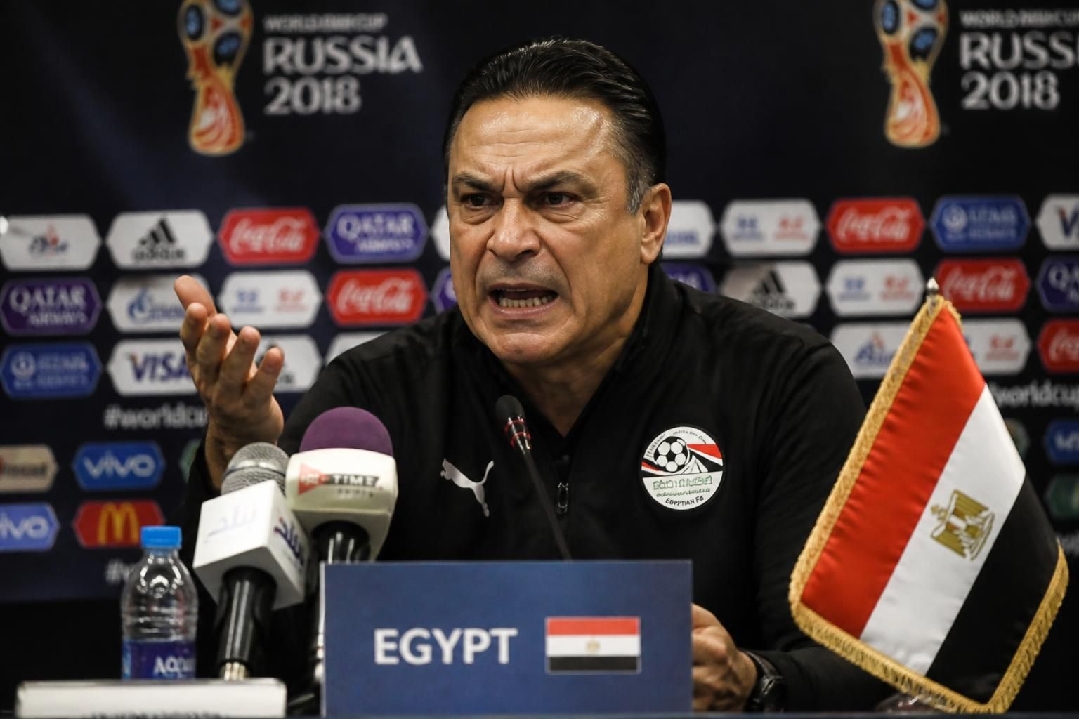 el entrenador de egipto denuncia la injusticia arbitral tras la eliminación de su equipo frente a argentina, destacando decisiones polémicas que marcaron el partido.