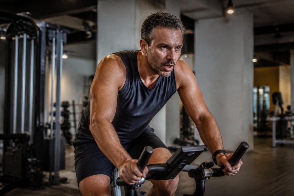 descubre cómo solo 1 minuto de ejercicio intenso puede mejorar significativamente la presión arterial alta según los últimos estudios científicos.