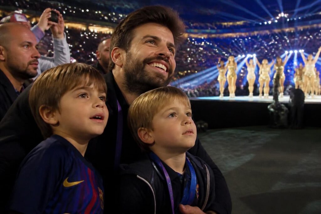 gerard piqué disfruta con sus hijos milan y sasha la emocionante final del mundial y el impresionante show de medio tiempo de shakira.