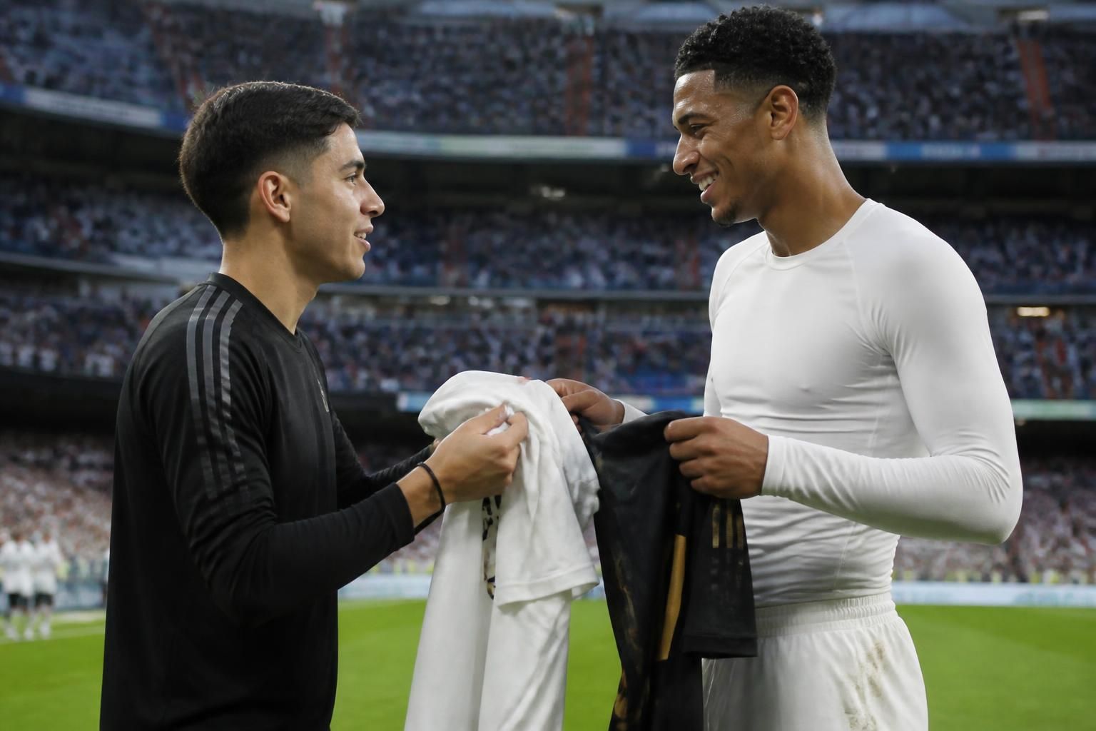 gilberto mora y jude bellingham protagonizan un momento histórico al intercambiar sus camisetas, simbolizando respeto y admiración mutua en el mundo del fútbol.