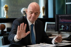 infantino retrocede y cancela el controversial proyecto de la fifa que permitía inversión privada en los mundiales, generando impacto en el futuro del torneo.