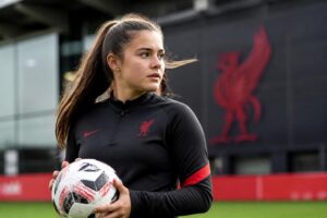 informe: liverpool entra en la competencia para fichar a la prodigio futbolística de 17 años, destacando su talento y futuro prometedor en el deporte.
