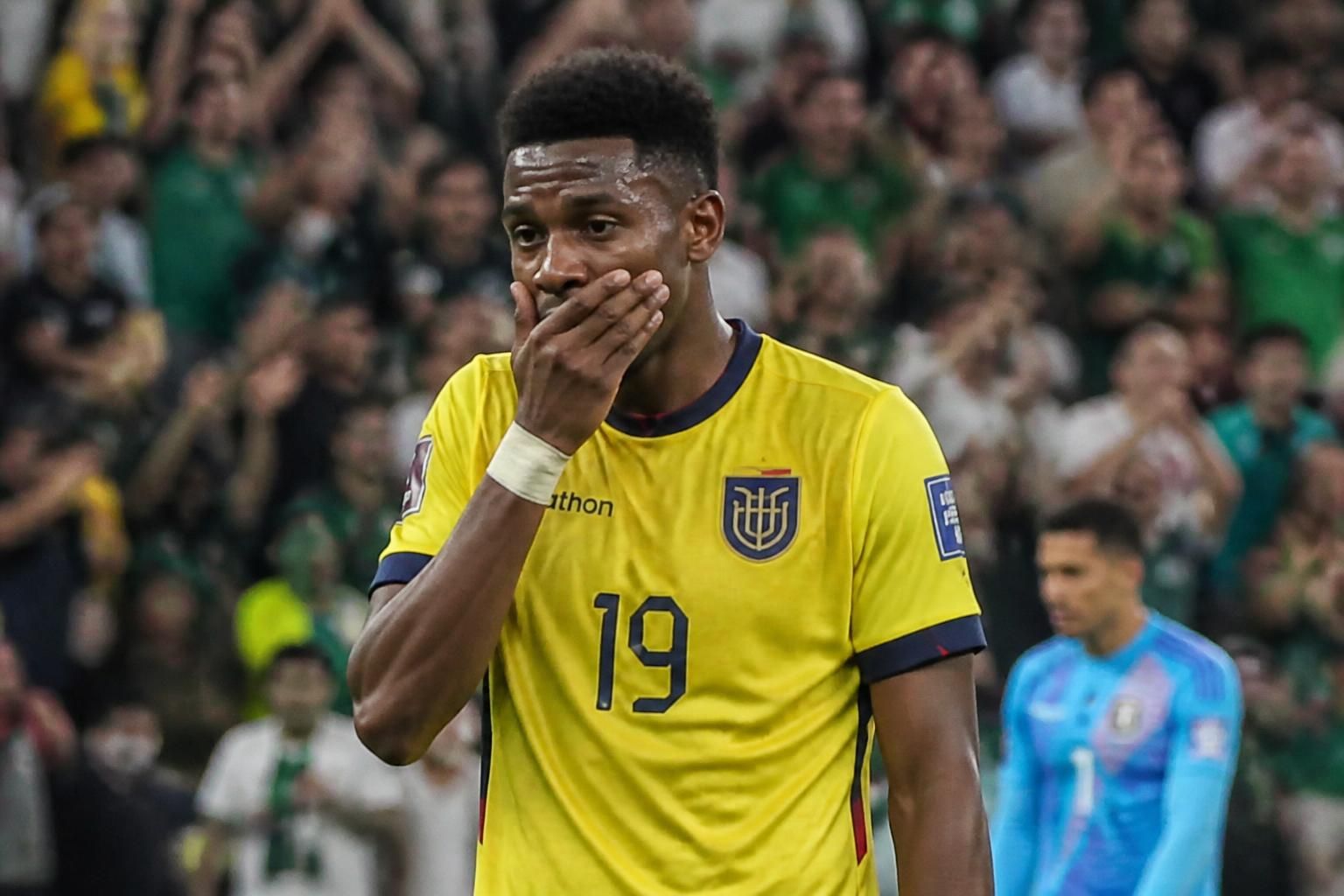 jugador ecuatoriano que se cubrió la boca tras su expulsión en el partido contra méxico finalmente habla y explica por qué no quería comentar sobre el incidente.