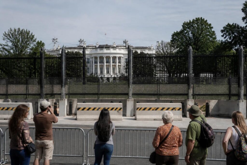 la casa blanca evalúa fortalecer de manera permanente su perímetro de seguridad, enfrentando las preocupaciones y protestas de los turistas que visitan el lugar.