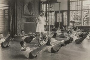 descubre la historia de jacob's pillow en lee y cómo joseph pilates, instructor destacado, introduce una nueva tendencia de fitness revolucionaria en la comunidad.
